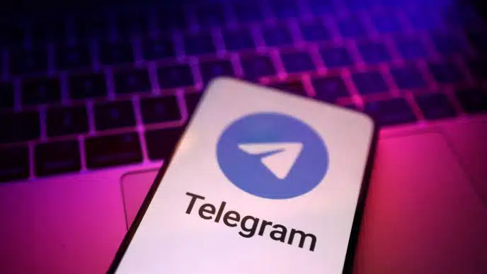 Telegram, мобільний, ноутбук